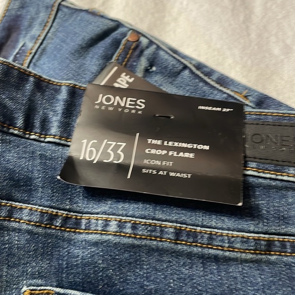 NWT Jones New York Women’s Lexington Crop Flare Jeans Size 16/33 - Picture 3 of 6